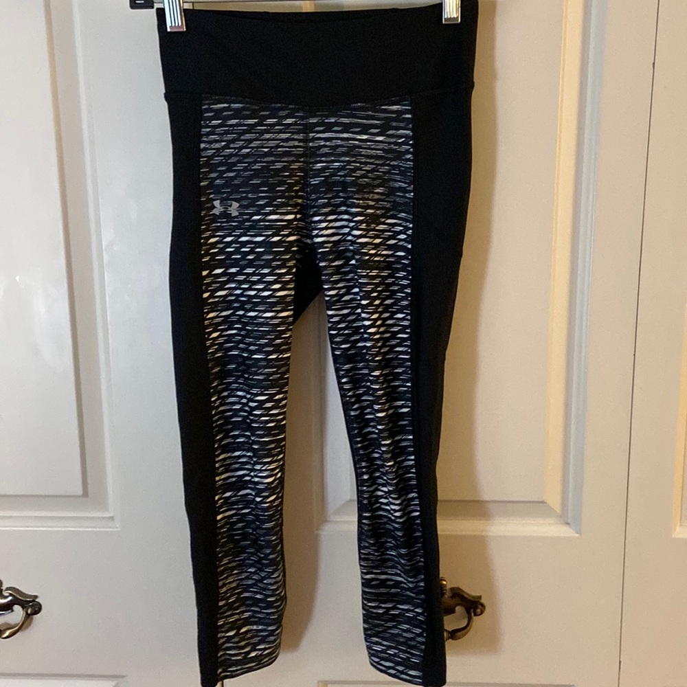 EUS Under Armour crop leggings- small-perfect condition! Light-weight e pocket!